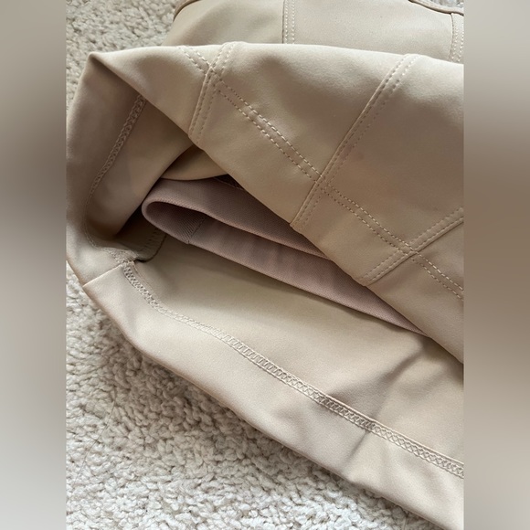 NWT Bearpaw Outdoors Beige Crop Tank with Built- In Bra Size Small RARE 🐾 - Picture 3 of 8